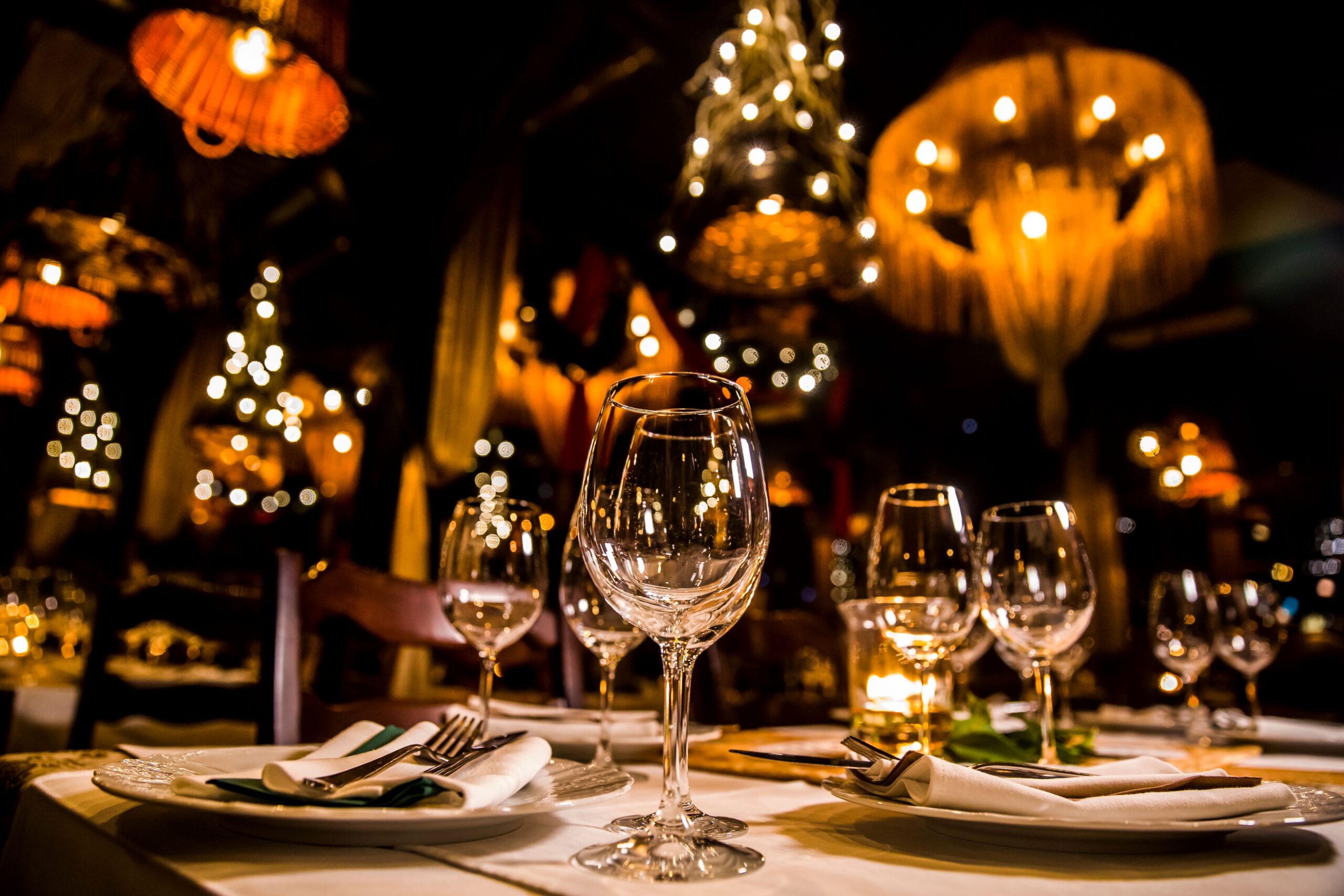 Ein Schickes Restaurant mit einem gedeckten Tisch und gedimmtem Licht 