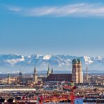 Die Skyline von München und im Hintergrund sind Wolken zu sehen