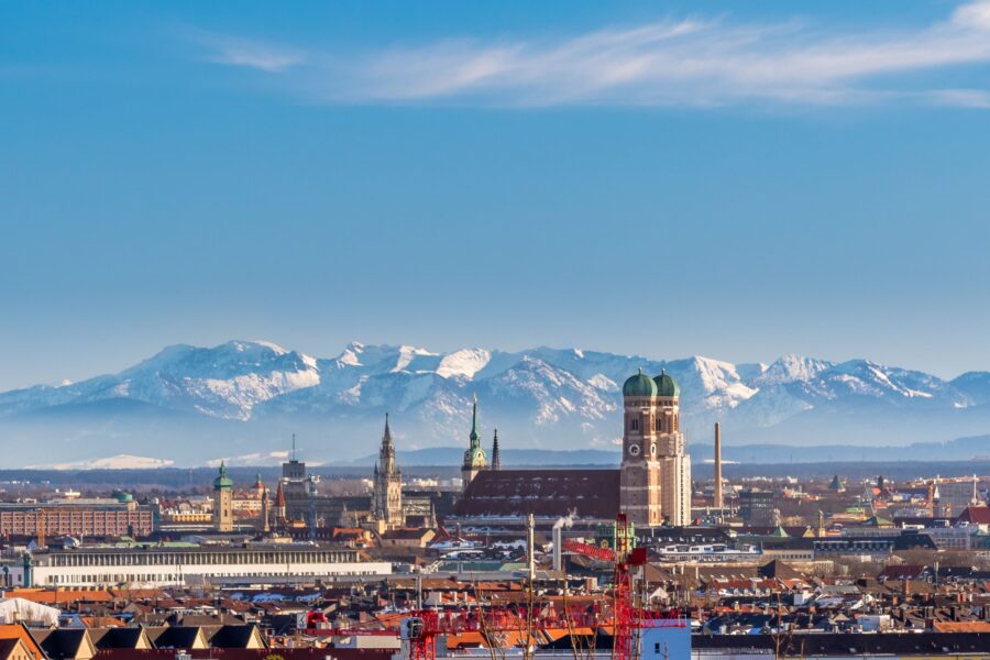 Die Skyline von München und im Hintergrund sind Wolken zu sehen